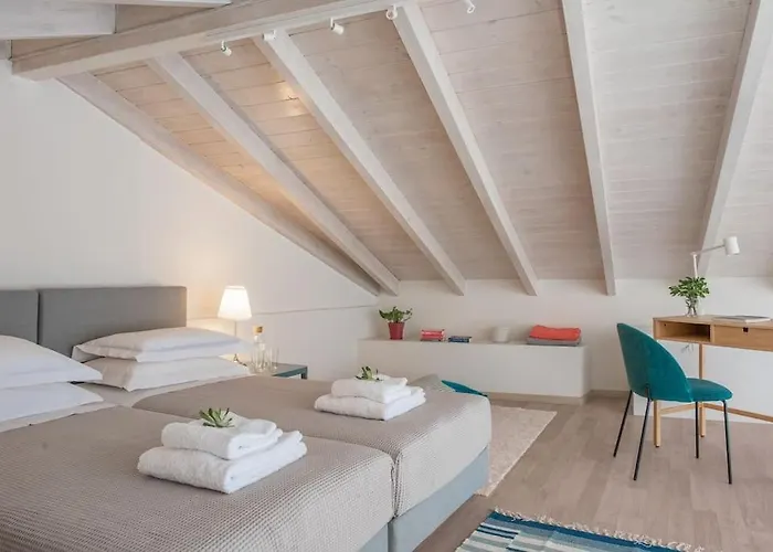 Newly Renovated 1730's Venetian Loft *